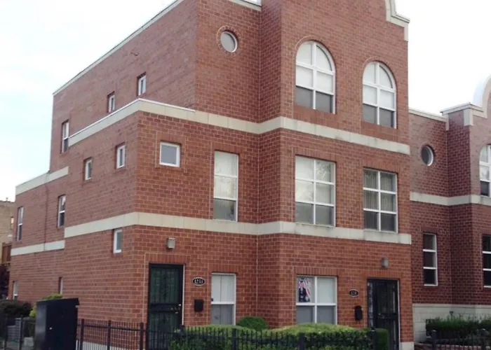 Spacious 2br Near Univ Of Away From
