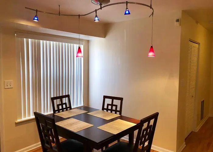Spacious 2br Near Univ Of Away From * Chicago
