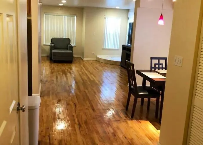 Spacious 2br Near Univ Of Away From *
