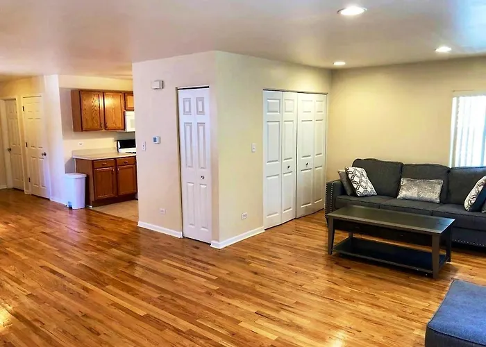 Spacious 2br Near Univ Of Away From
