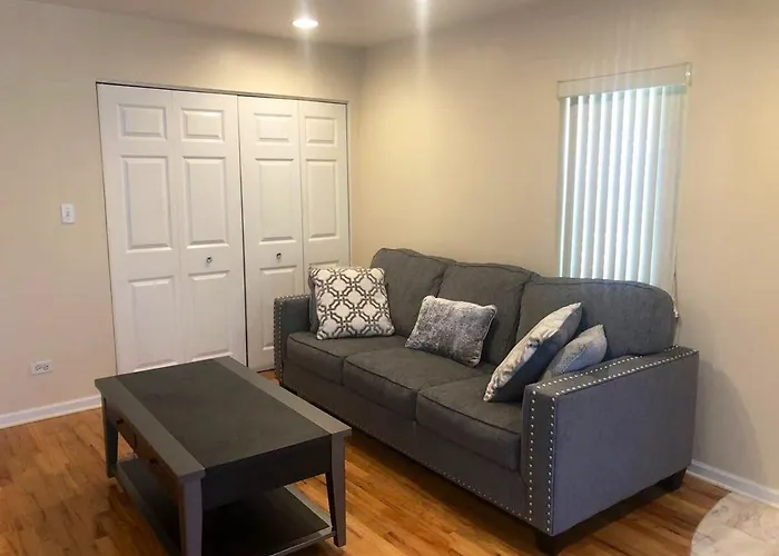 Spacious 2br Near Univ Of Away From Chicago
