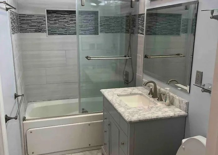 Spacious 2br Near Univ Of Away From Chicago