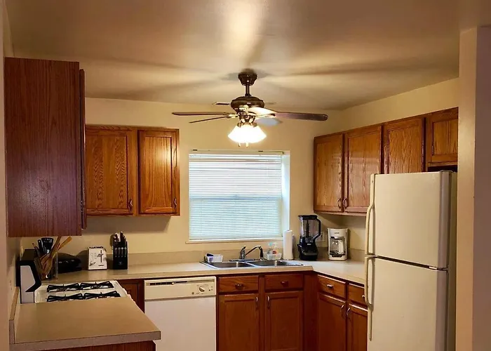 Spacious 2br Near Univ Of Away From Apartment