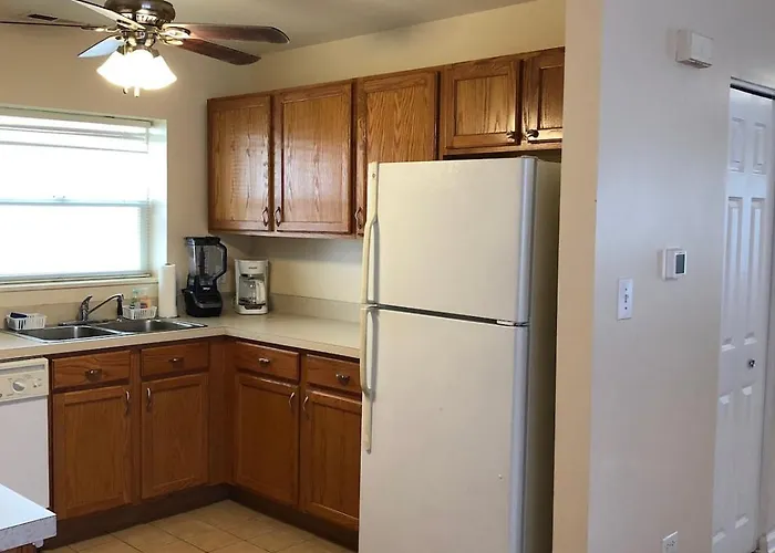 Spacious 2br Near Univ Of Away From