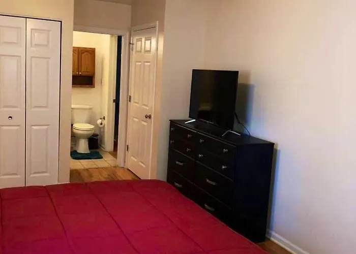 Spacious 2br Near Univ Of Away From Apartment Chicago