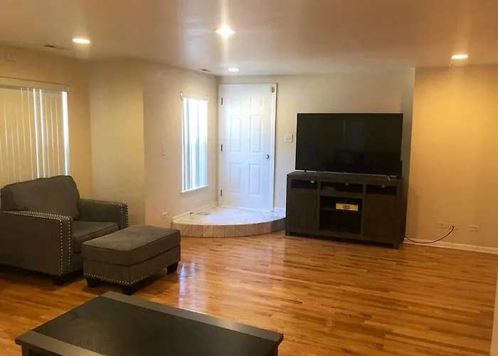 Spacious 2br Near Univ Of Away From * Chicago