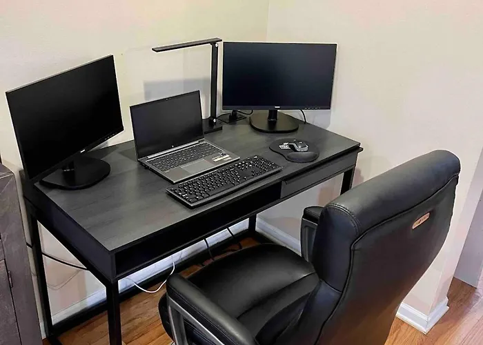 Spacious 2br Near Univ Of Away From Apartment *