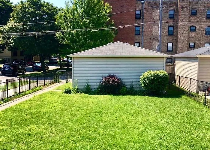 Spacious 2br Near Univ Of Away From Apartment