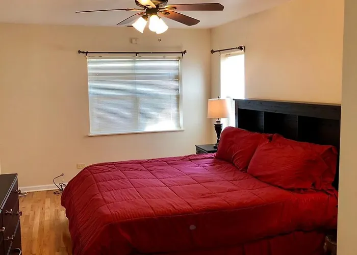 Apartment Spacious 2br Near Univ Of Away From Chicago