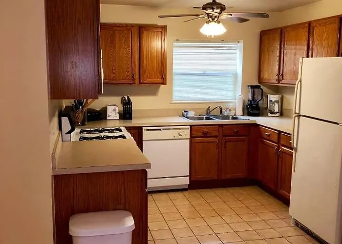 Spacious 2br Near Univ Of Away From Apartment