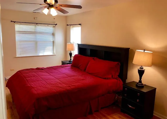 Apartment Spacious 2br Near Univ Of Away From Chicago