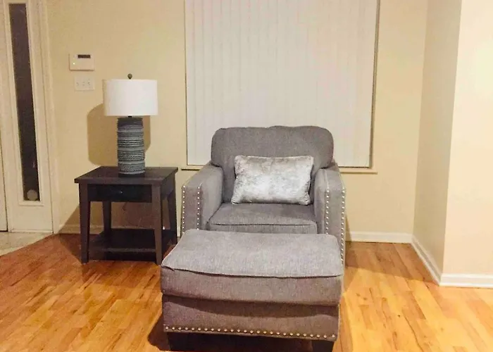 Spacious 2br Near Univ Of Away From Apartment *
