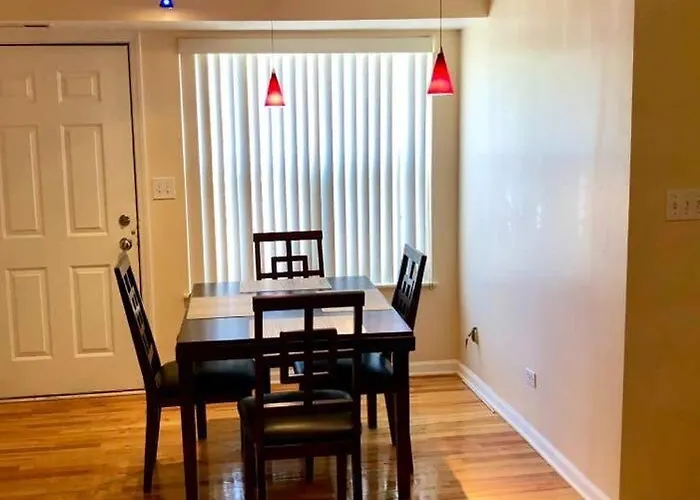 Spacious 2br Near Univ Of Away From * Chicago
