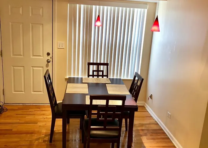 Apartment Spacious 2br Near Univ Of Away From Chicago