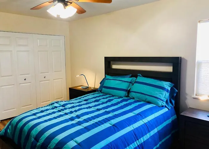 Spacious 2br Near Univ Of Away From Apartment